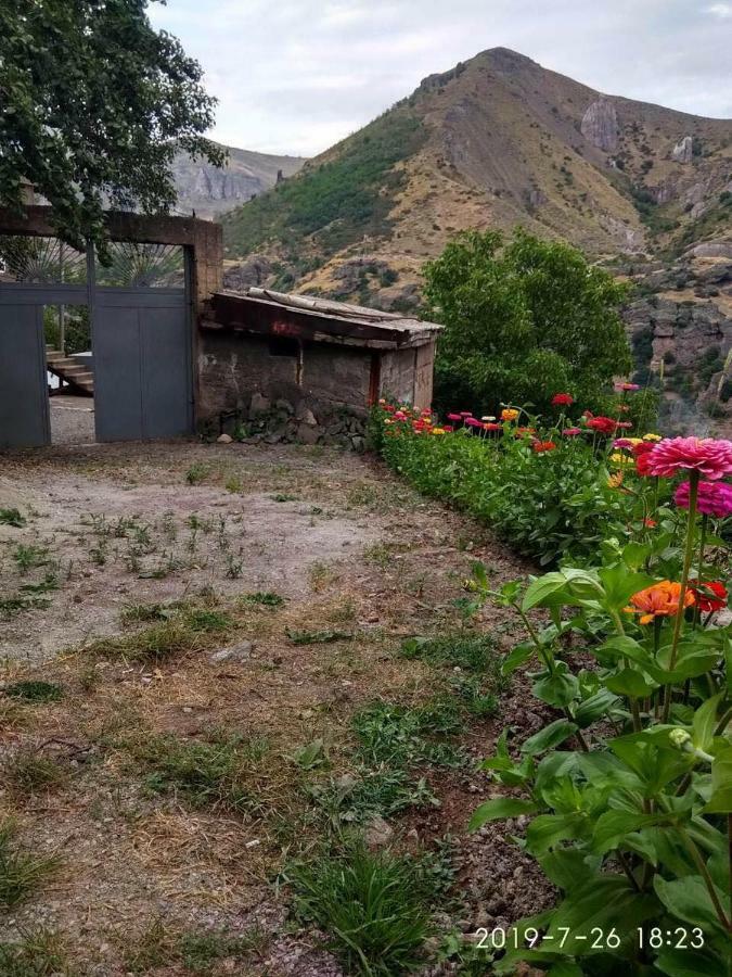 Nnn Guest House Goris Exterior photo