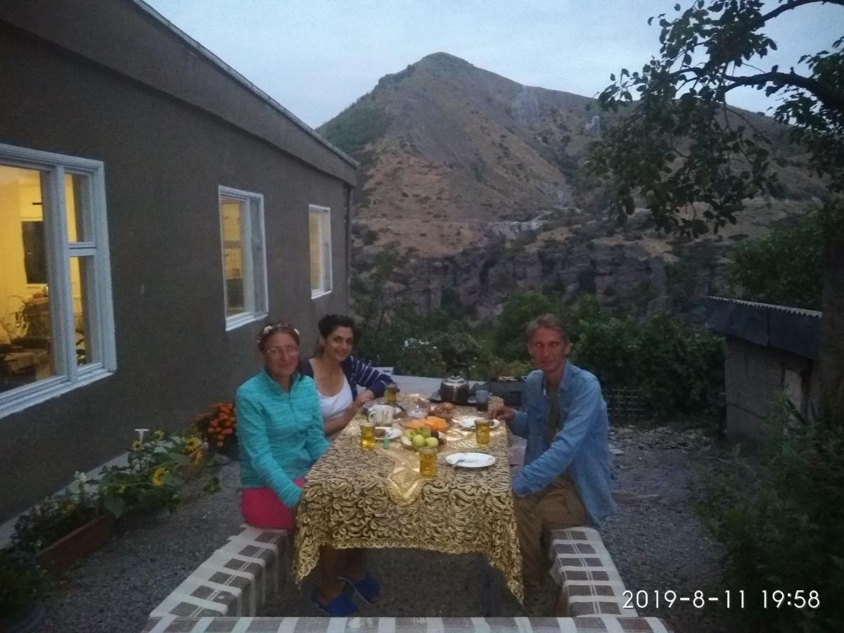 Nnn Guest House Goris Exterior photo